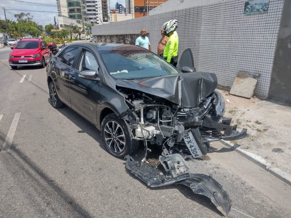 Carro capotado após colisão no bairro de Tambaú, em João Pessoa. Apesar do impacto, condutores saíram sem ferimentos graves. — Foto: Divulgação/SEMOB