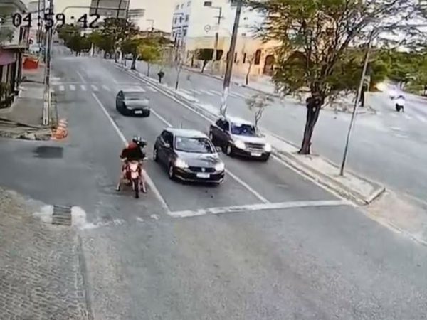 Carro desgovernado avança sinal e bate em outros veículos, em Campina Grande — Foto: TV Paraíba/Reprodução