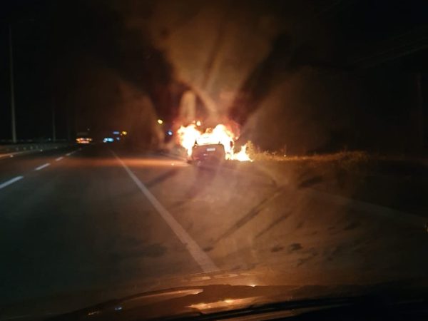 Carro pegou fogo na BR-304; ninguém ficou ferido — Foto: Jean Lenilson/Cedida