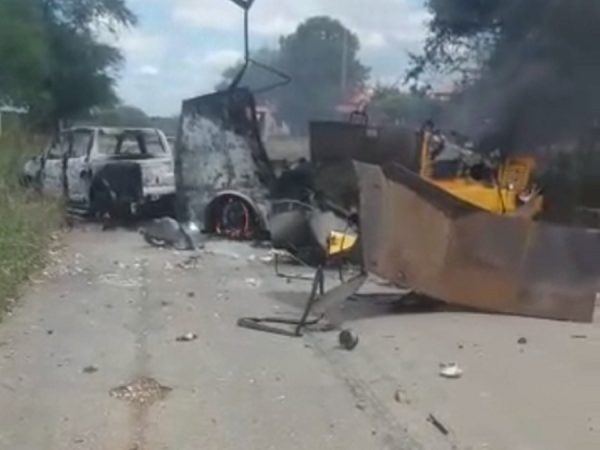 Carro-forte foi explodido por criminosos em estrada da região Seridó potiguar — Foto: Reprodução
