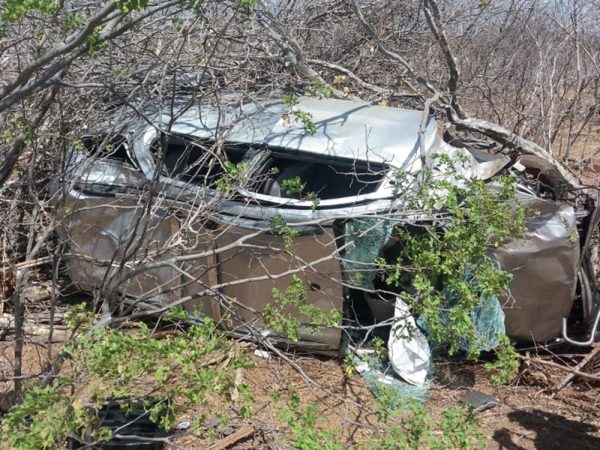 Acidente aconteceu na manhã desta quinta-feira (15); Minivan ficou destruída após capotar — Foto: PRF/Divulgação