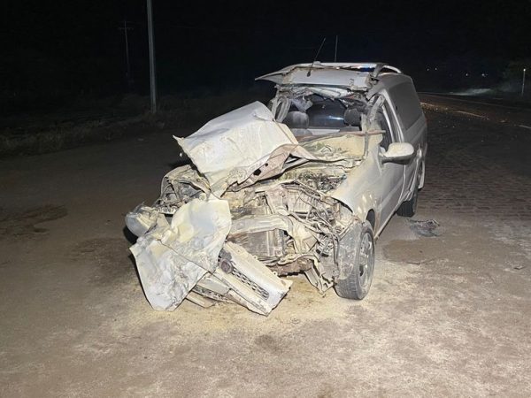 Carro funerário bateu na traseira de um caminhão, causando acidente grave na BR-230, em Sousa, na Paraíba — Foto: Beto Silva/TV Paraíba