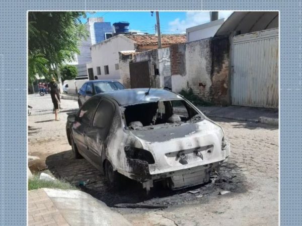 Veículo após ter sido incendiado por suspeitos — Foto: TV Cabo Branco/Reprodução