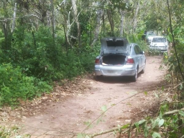 Carro foi abandonado em estrada de terra (Foto: Divulgação/PM)