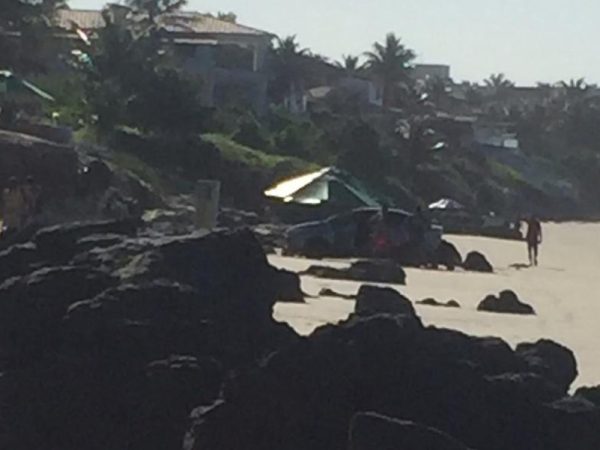 Veículo caiu na praia de Cotovelo — Foto: Redes sociais