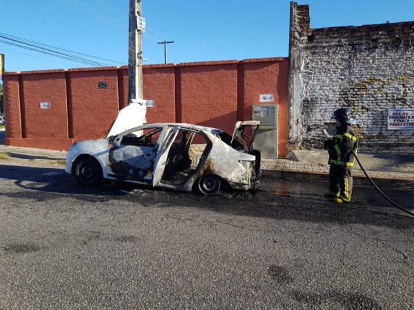 Motorista acredita que o incêndio tenha acontecido em função de um vazamento no cilindro de gás natural — Foto: Luiz Gustavo Ribeiro/Inter TV Cabugi