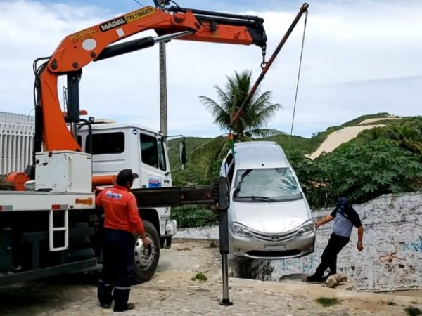 Caminhão munck retirou carro de travessa em Ponta Negra, Zona Sul de Natal, na manhã desta quarta (22) — Foto: Reprodução/Inter TV Cabugi