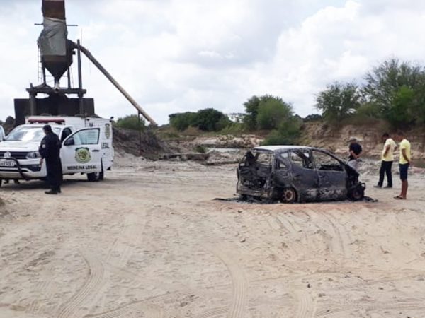 Veículo foi achado incendiado na manhã deste sábado (29) (Foto: Divulgação/Polícia Militar)