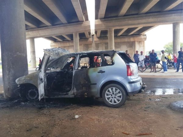 Carro pegou fogo após bater em uma das colunas de sustentação do viaduto — Foto: Sara Cardoso/Inter TV Costa Branca