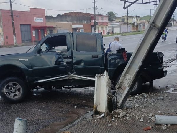 Carro derrubou poste após capotar em Natal — Foto: Reprodução
