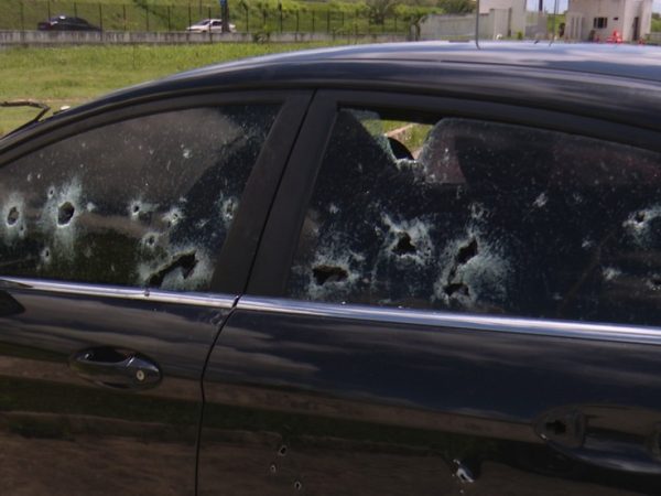 Carro ficou cheio de marcas de tiros após ação da PM paraibana — Foto: Polícia Militar da Paraíba/Divulgação