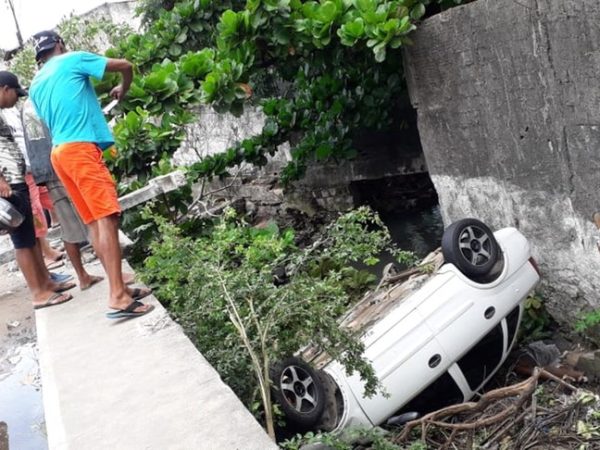 Carrou caiu no canal após derrubar mureta de proteção — Foto: Klênyo Galvão/Inter TV Cabugi