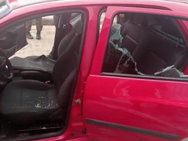 Carro vermelho utilizado por criminosos em atentado que vitimou criança de 4 anos na Zona Norte de Natal — Foto: Reprodução