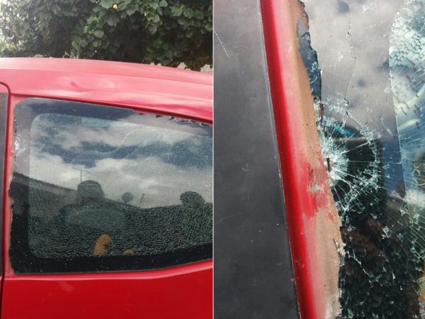 Vidro quebrou após o carro ser atingido entre as janelas laterais (Foto: Cedida ao G1)