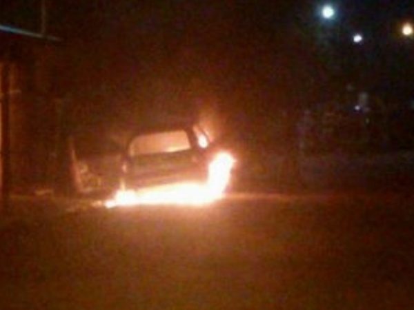 Um carro que estava paradao em frente a uma
residência em Macau foi incendiado
(Foto: Eduardo Carlos)