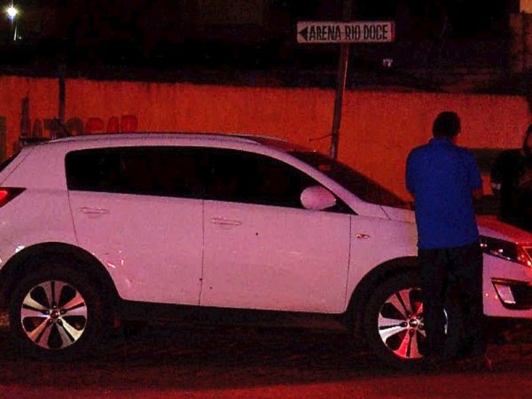 Carro da família de Benes Leocádio foi atingido por vários tiros durante o confronto. Dentro do veículo estava o filho dele, feito refém pelos assaltantes (Foto: Inter TV Cabugi/Reprodução)