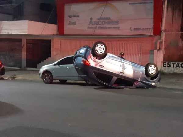 Carro capotou na Avenida Rio Branco na capital potiguar — Foto: Sérgio Henrique Santos/Inter TV
