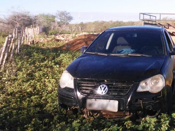 O carro, um Polo de cor preta, foi encontrado na zona rural do município (Foto: Eurípedes Dias)