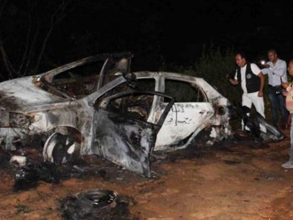 Carro foi encontrado ompletamente queimado e com sinais de explosão (Foto: Marcelino Neto/O Câmera)