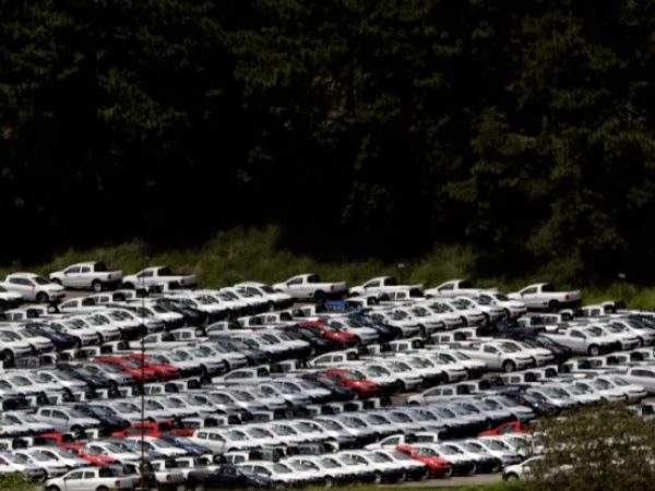 Carros recém-produzidos em estacionamento de fábrica em São Bernardo do Campo, SP. — Foto: Reuters/Paulo Whitaker