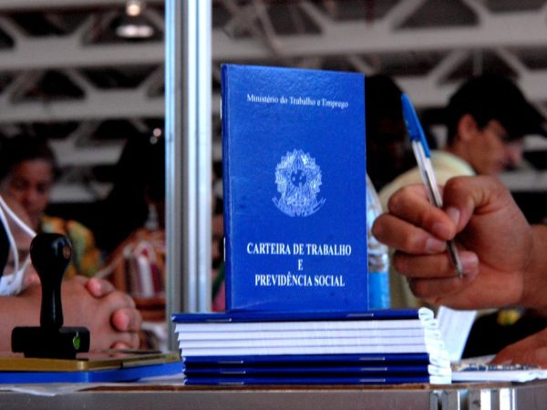 Carteira de trabalho e previdência social — Foto: Marcello Casal Jr./Agência Brasil