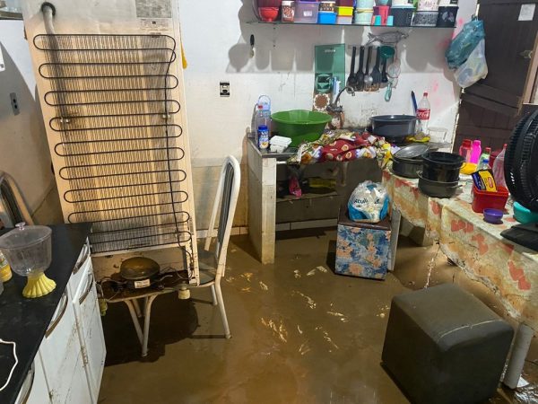 Casa alagada após fortes chuvas em Natal — Foto: Pedro Trindade/Inter TV Cabugi