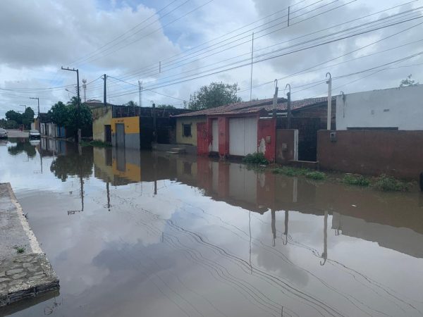 Rua Tenente Souza, na Zona Norte de Natal, está alagada há mais de uma semana — Foto: Mariana Rocha/Inter TV Cabugi