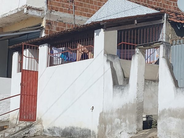 Casa onde criança que morreu após ser estuprada pelo pai morava com seus pais e um bebê recém-nascido. — Foto: Polícia Civil