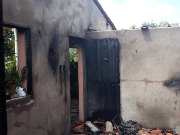 Após discussão, mulher tem a casa incendiada pelo filho no RN no Dia das Mães — Foto: Thiago Aragão