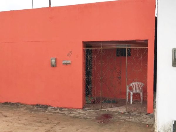 Jovens foram mortos nesta casa, na rua Rizomar Correia dos Santos (Foto: Kleber Teixeira/Inter TV Cabugi)