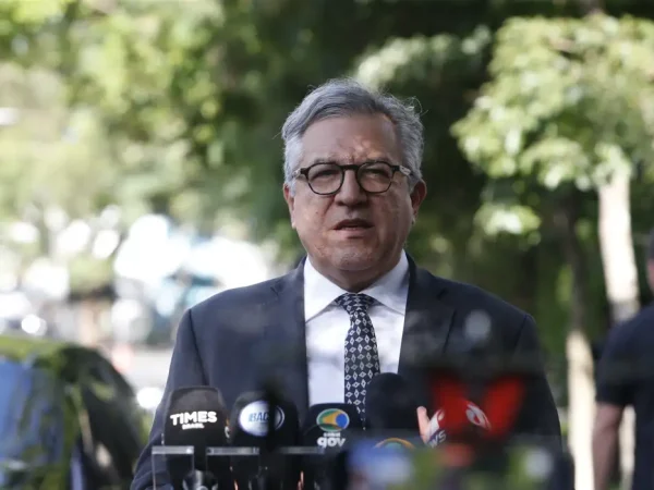São Paulo (SP), 16/12/2024 - .Ministro Alexandre Padilha concede entrevista a imprensa na frente da casa do presidente Lula Pinheiros. Foto: Paulo Pinto/Agência Brasil