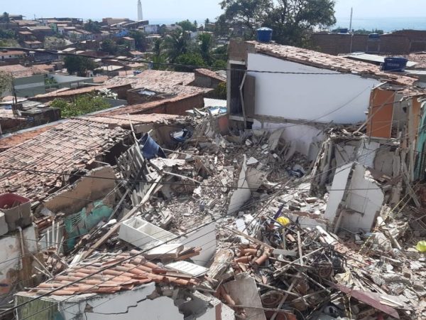 Mãe e filha estão entre as vítimas. Acidente aconteceu no bairro de Mãe Luiza. — Foto: Sérgio Henrique Santos/Inter TV Cabugi