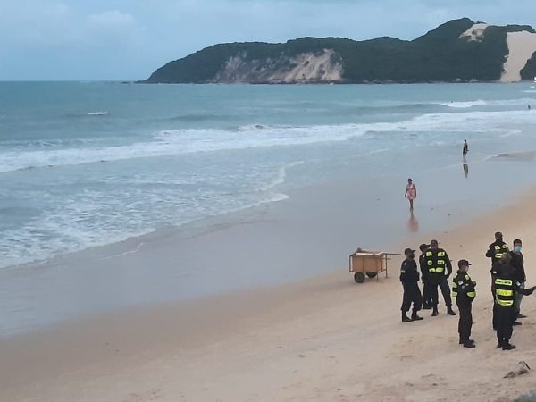 Caso aconteceu na praia de Ponta Negra e Polícia Militar isolou a área — Foto: Sérgio Henrique Santos/Inter TV Cabugi