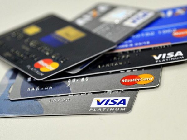 Mudança pretende dar mais previsibilidade aos consumidores que usam o cartão no exterior — Foto: Marcello Casal JR. / Agência Brasil