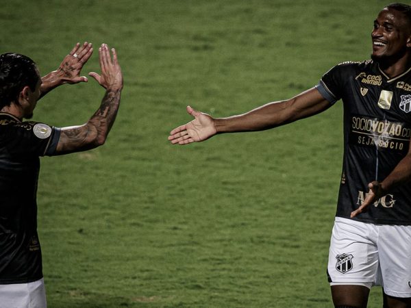 Vina foi o destaque do Ceará no ano; Saulo Mineiro marcou o 2º gol na vitória sobre o Coritiba. — Foto: Miguel Locatelli