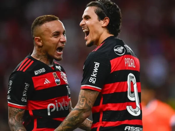 Cebolinha e Pedro comemoram vitória por 3 a 0 do Flamengo sobre o Nova Iguaçu, no jogo de ida da final do Carioca 2024