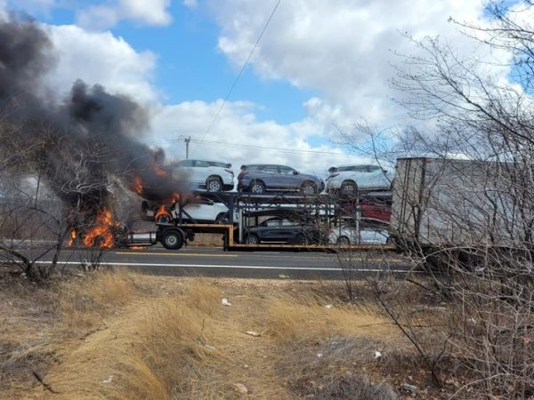 Caminhão-cegonha pega fogo na BR-304 no RN — Foto: Focoelho/Cedido