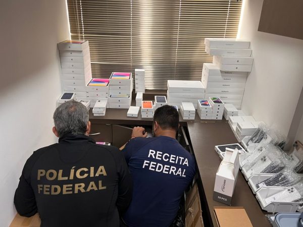 PF apreende celulares e outros equipamentos que entraram no Brasil sem pagar imposto — Foto: PF/Divulgação