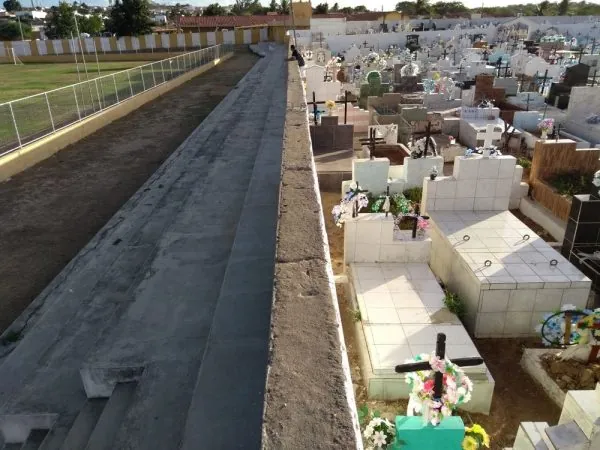 Muro baixo divide cemitério de campo de futebol no interior do Estado (Foto: Lucas Cortez/G1)