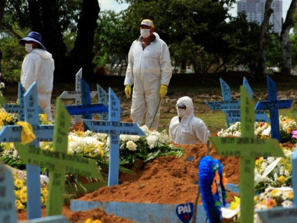 Nos últimos sete dias morreram mais de 7.700 pessoas no País pelo novo coronavírus. — Foto: AFP
