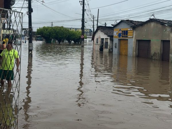 Santa Rita, na Grande João Pessoa, ficou alagada após chuvas — Foto: Karine Tenório/TV Cabo Branco