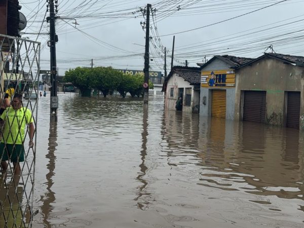 Santa Rita, na Grande João Pessoa, ficou alagada após chuvas — Foto: Karine Tenório/TV Cabo Branco