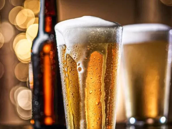A previsão de alta da cerveja vem como consequência da alta do preço da bebida nos supermercados, que já é de 9,38% em um ano — Foto: Reprodução