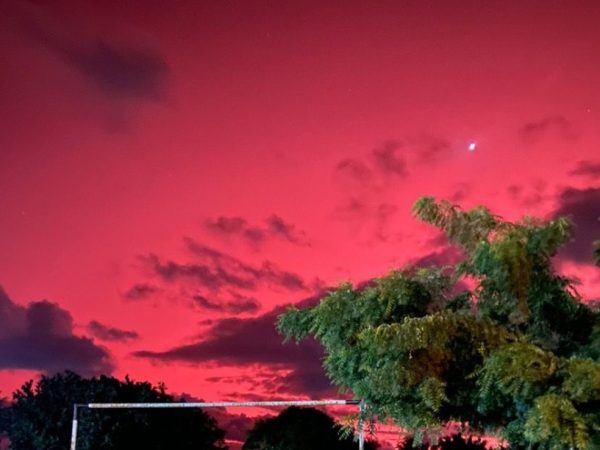 Céu vermelho e também com tons de rosa em Ceará-Mirim, na Grande Natal — Foto: Cedida