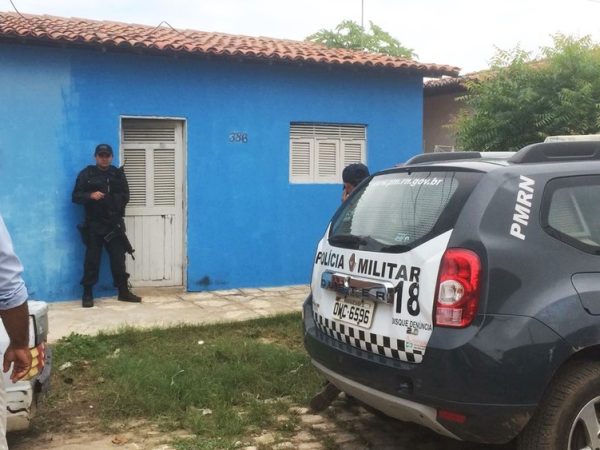 Casal foi encontrado na manhã desta segunda (15) dentro de casa na rua Hermano Mota (Foto: Hugo Andrade/Inter TV Costa Branca)