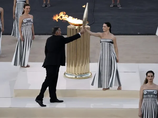Organizadores dos Jogos de Paris recebem chama olímpica em Atenas 
26/4/2024   REUTERS/Louisa Gouliamaki