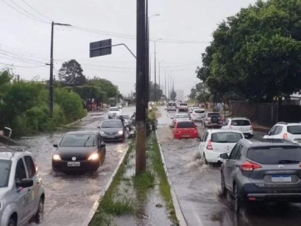 STTU registrou diversos pontos do trânsito com lentidão devido às chuvas — Foto: Marcelo Moreno/TV Ponta Negra
