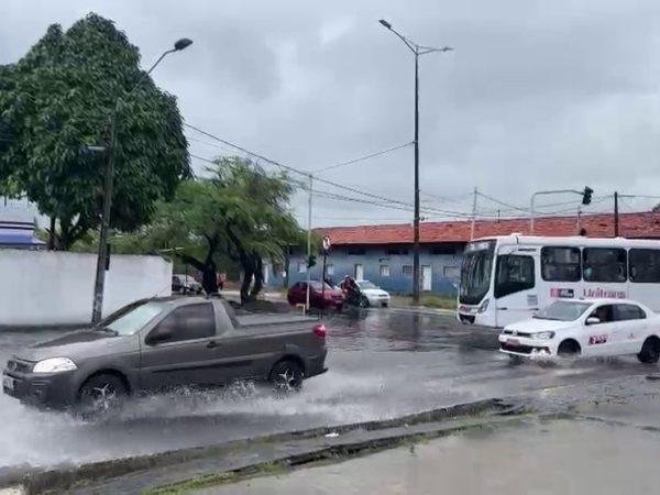 Trecho no início do Acesso Oeste, no Varadouro, apresentou ponto de alagamento por causa das chuvas no início da manhã desta quarta-feira (22), em João Pessoa — Foto: Zuíla David/TV Cabo Branco