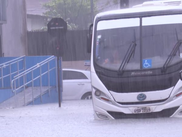 Transtornos provocados pelas chuvas em João Pessoa — Foto: Reprodução/TV Cabo Branco