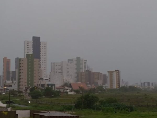 Dia de chuva em João Pessoa — Foto: Krys Carneiro/g1
